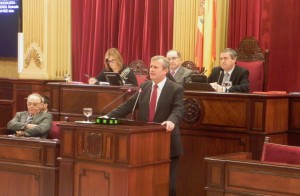 El diputado socialista Joan Boned durante la presentación de la moción.