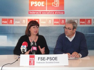 Francina Armengol junto al presidente de la Federación Socialista de Eivissa, Vicent Torres. Foto: FSE-PSOE.