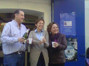 Cristina Molina y Lina Sunyer, eufóricas por haber vendido un décimo del Gordo en 2012. Foto: V.R.