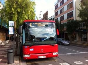 Un autobús a l'estació informal de l'avinguda Isidor Macabich.