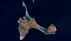 La isla de Formentera es uno de los territorios más afectados por la reforma de la Ley de Costas que está actualmente en trámite parlamentario. Foto: NASA 