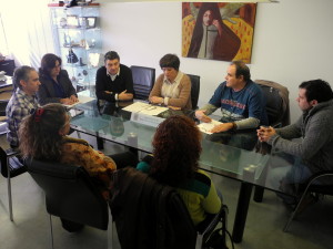 Una imagen de la reunión entre miembros del equipo de Gobierno municipal y representates de la Plataforma de Afectados por la Hipoteca de Eivissa. Foto: Ajuntament de Sant Antoni.