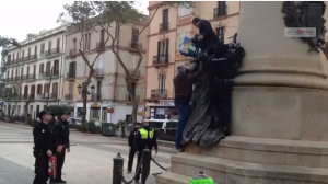 En la imagen, un momento del vídeo en el que los agentes intentan disuadir al hombre. 