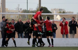 Los jugadores del Formentera celebran la consecución de un tanto en una imagen de archivo. Foto: Fútbol Pitiuso