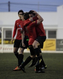 Los jugadores del Formentera celebran uno gol. Foto: Fútbol Pitiuso