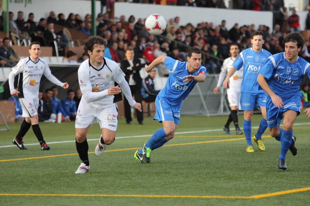 Piquero, a la izquierda de la imagen, pugna con un rival. Foto: Fútbol Pitiuso