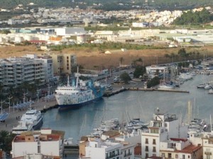 Els progressistes demanen a l'equip de govern de Vila i el Consell d'Eivissa que "protegeixin els interessos econòmics dels comercials del port". Foto: V.R.