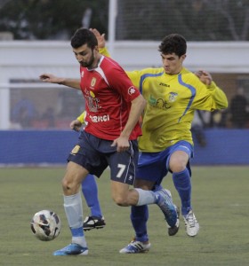 Bonilla, autor del gol de la victoria, perseguido por Marcos Behar en un lance del partido. Foto: Fútbol Pitiuso