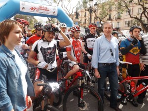 Mar Sánchez, Claudio Chiappucci, Roberto Heras, Vicent Serra y Rafa Triguero, antes de la salida.