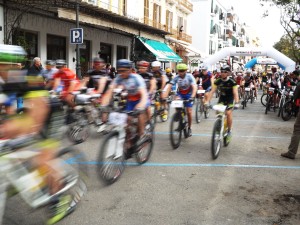 Salida de la Vuelta a Ibiza en Mountain Bike del año 2013 en el Paseo Vara de Rey.