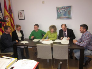 Un instante de la firma de los convenios deportivos. Foto: Ayto. Sant Josep