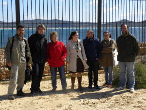 Representants de les entitats que han signat la carta conjunta, al poblat fenici de sa Caleta 