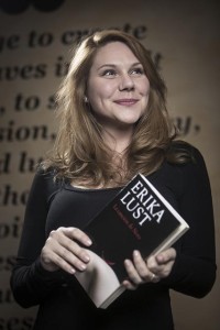 Erika Lust con un ejemplar de su novela, 'La canción de Nora', entre las manos. Foto: Daniel Escale