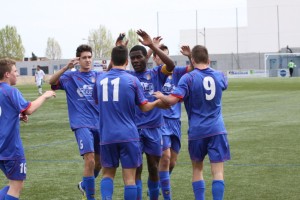 Brandon, jugador de la selección de Balears Sub-18, celebra el gol.