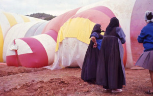 Unas payesas observan la Instant City de Port de Sant Miquel en 1971. Foto: MACBA