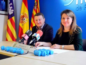 Lidia Prats, concejala de Medi Ambient, y Xicu Cardona, concejal de Governació, presentando los porta-bolsas. 