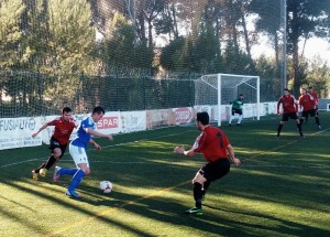 Adrián Ramos trata de colarse entre dos jugadores del Campos