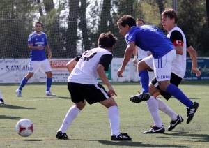 Elías trata de pasar entre dos rivales en el partido ante el Llosetense. Foto: Fútbol Pitiuso