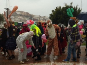 ...y la explosión final: el delirante baile colectivo.