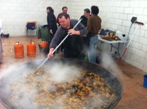 El·laboració de la paella per a 350 persones. Encara no havien tirat els 45 kg d'arròs. Foto: D.V.