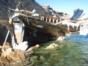 En la imagen, los restos de una lancha varada en Botafoch. Foto: Amics de la Terra