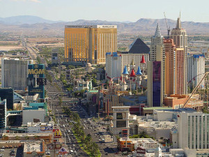 En la imagen, una vista del extremo sur del llamado Las Vegas Strip, la principal vía de la ciudad. Foto: Wikipedia