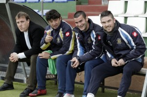 Ormaechea, a la izquierda de la imagen, junto a su cuerpo técnico. Foto: Fútbol Pitiuso