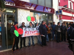 Imagen de la concentración de la PAH, este mediodía ante el Banco de Crédito Balear de Santa Eulària