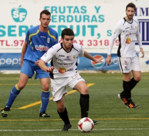 Pepe Bernal. autor del tercer tanto de la Peña, conduce el balón en un lance del encuentro