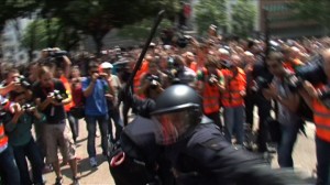 Esto es una carga policial vista desde muuuuy cerca.