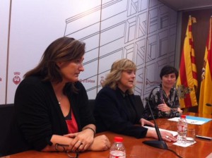 Belén Alvite, tècnica del CEPCA; Mercedes Prats, consellera de Sanitat i Benestar Social; i Olga Guerra, directora de l'Oficina de la Dona, durant la roda de premsa.