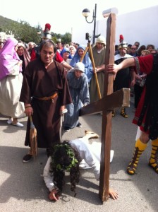 Una de las caídas de Jesús camino del Calvario. Fotos: D.V.