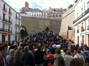 Los fieles congregados han acompañado a la imagen del Cristo crucificado desde la iglesia de Santa Creu hasta la Catedral. 