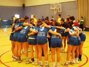 Las jugadoras del cadete femenino del Puchi celebran el triunfo ante el Son Rapinya.