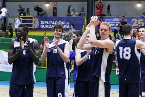 Javier Medori y los jugadores del Guadalajara celebran su pase a semifinales.