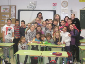 La alcaldesa Neus Marí, rodeada por los alumnos que la han entrevistado y la directora del centro, Presentación Ortiz. 