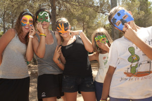 La escuela de verano incluye actividades como talleres de manualidades. 