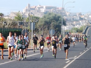 Una imagen de la pasada edición de la Cursa Passeig a Passeig a su salida de Vila.