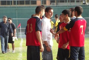 El técnico ibicenco dialoga con varios futbolistas de su equipo.