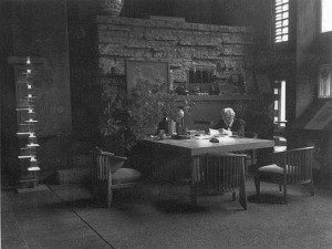 Lloyd Wright trabajando en Taliesin.