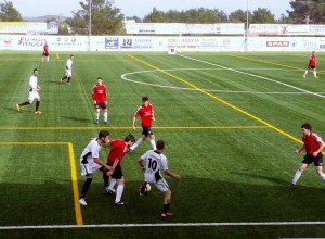 Dos jugadores de la Peña asfixian a un rival en la banda