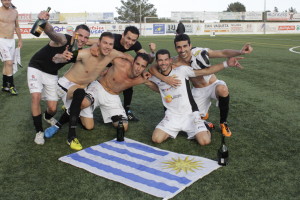 Los jugadores de la Peña celebran la consecución del título de campeón sobre el terreno de juego. Foto: Fútbol Pitiuso