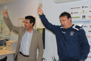 Joan Marí, presidente de la Peña, y el técnico, Mario Ormaechea, brindan por el título. Foto: Fútbol Pitiuso