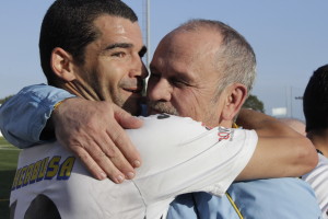 El delantero Da Silva y el masajista, Parrita, se funden en un abrazo. Foto: Fútbol Pitiuso