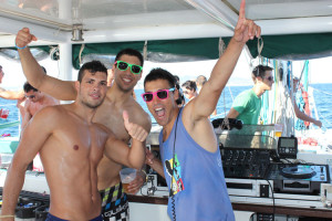 Imagen promocional de una fiesta en un barco