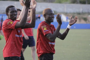 Los jugadores del Formentera aplauden a su animosa afición al término del encuentro. Foto: Fútbol Pitiuso