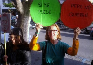 Dos manifestantes, con las pancartas reivindicativas