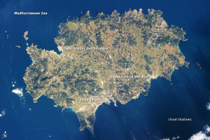 El 22 de marzo ni una nube enturbiaba el cielo de Eivissa. Foto: NASA