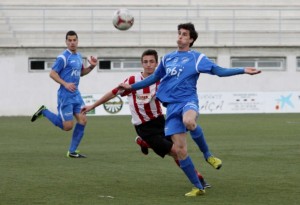 Un jugador del Isleño trata de controlar el balón ante un rival. Foto: Fútbol Balear