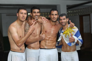 Chupi, Pando, Carvajal y Da Silva celebran el título de campeones. Foto: Fútbol Pitiuso